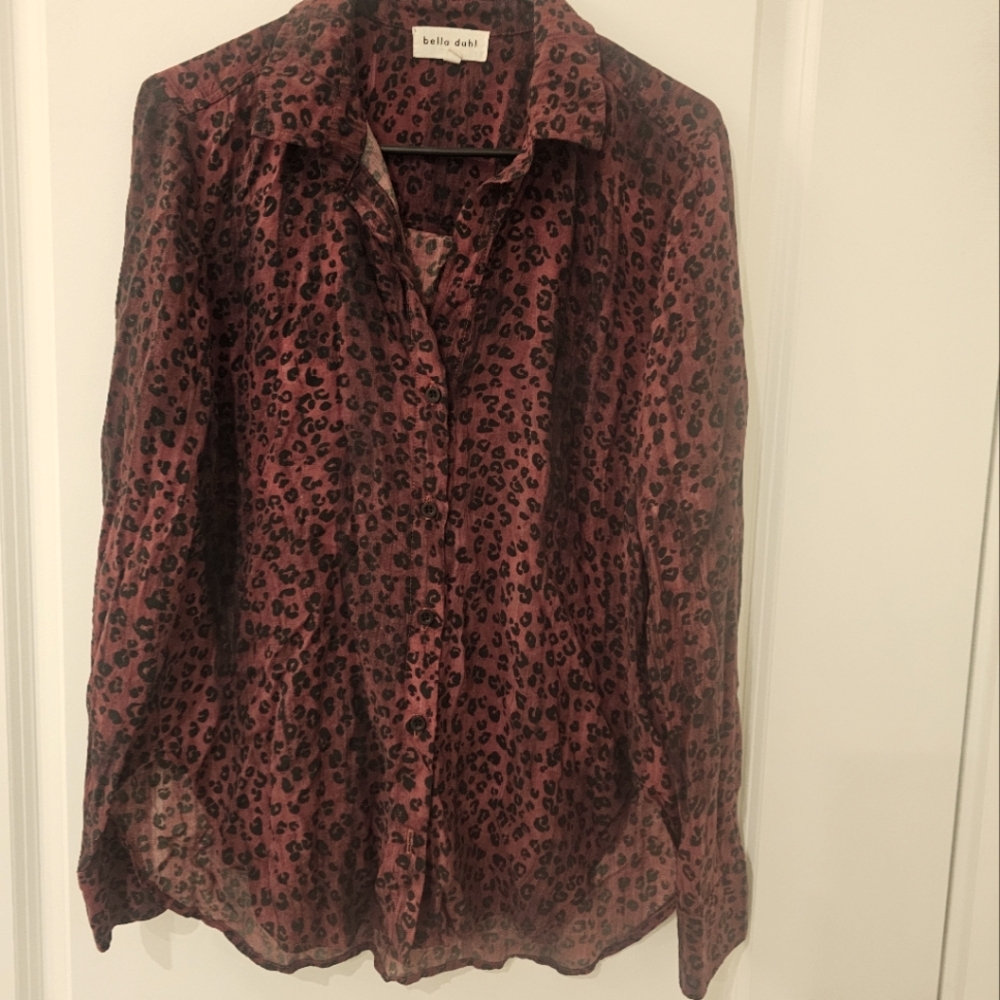 WOMEN'S CHEETAH PRINT BUTTON DOWN BLOUSE. FROM BELLA DAHL. SIZE MEDIUM PRELOVED